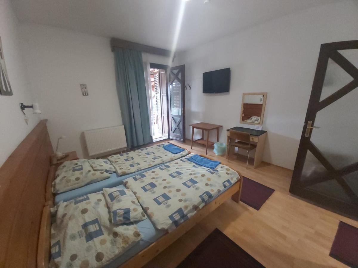 Valcsics Villa Panzio Pécs Eksteriør bilde