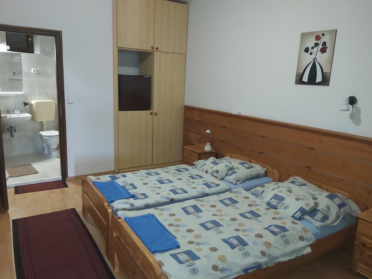 Valcsics Villa Panzio Pécs Eksteriør bilde