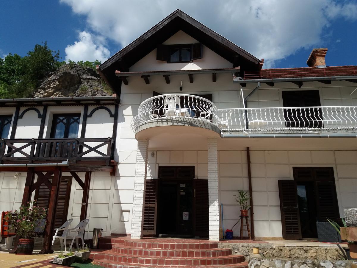 Valcsics Villa Panzio Pécs Eksteriør bilde